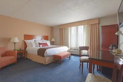 Image de Great Location Near the Highway! Spacious Room w/ King Bed, Large Window, Pool