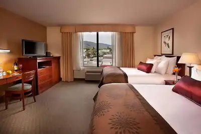 Image de Comfort and Convenience! Free Breakfast, Pet-Friendly Room, Indoor\/Outdoor Pool
