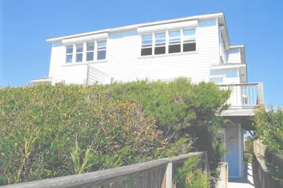 Image de Large Oceanfront House, quick walk to shops & stores- East