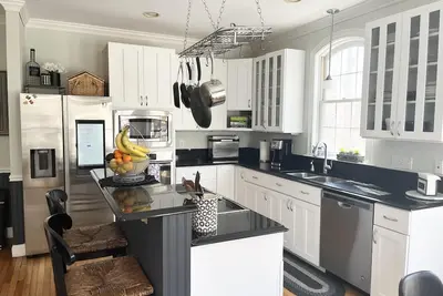 Image de Fantastic pool home in park-like setting on Connecticut Shore