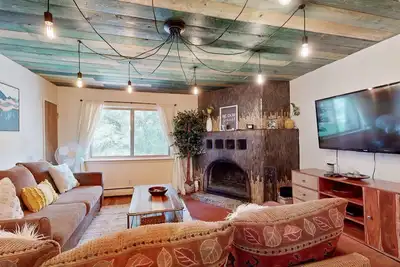 Image de Mountain condo with fireplace - short drive to Arroyo Seco & Taos Ski Valley
