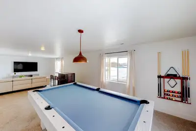 Image de Fantastic retreat near the water and town with fast WiFi, hot tub, & pool table