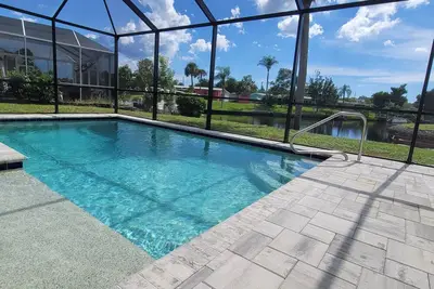 Image de Cozy Waterfront Pool Home