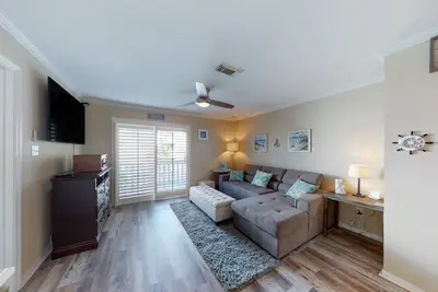 Image de Cozy coastal condo close to beach access with shared pool, WiFi, & central Ac