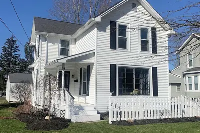 House minutes from wineries, Spire, Lake Erie, Gotl