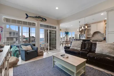 Image de West Fenwick waterfront dream with stunning rooftop deck views, dock & firepit