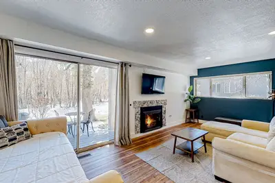Image de Mountain resort condo with WiFi, fireplace, grill, dog-friendly and hot tub