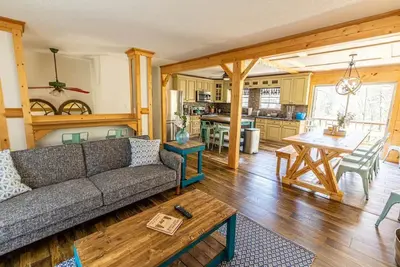 Image de Location, location, hot tub & firepit!