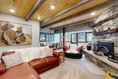 Image de Luxe Slopeside Condo: Balcony, Fireplace & Covered Parking
