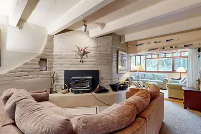 Image de Designer Forest-View Condo with Balcony, Wood Stove & Sunroom - Near Slopes