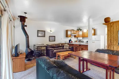 Image de Ski-In, Ski-Out Condo at Sierra Del Sol with Sauna & Views, Walk to Village