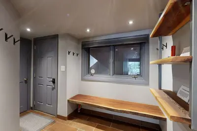 Image de Steps to Slopes Designer Ski Condo w\/ Balcony, Fireplace & Covered Parking