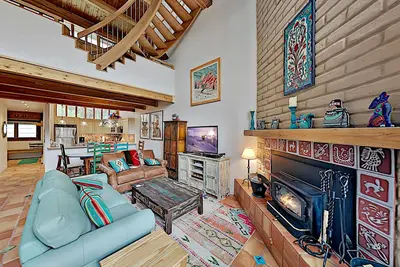 Image de Slopeside Penthouse | 2 Mountain-View Balconies, Fireplace & Covered Parking