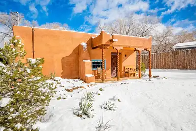 Image de Southwestern home with cozy fireplaces, grill & washer\/dryer - near Taos Plaza