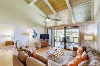 Image de Beautiful home w/ocean & fairway views from lanai, shared pool/hot tub, & tennis