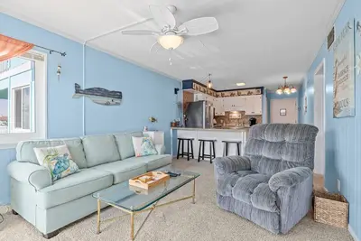 Image de Ocean-view condo with beach access, WiFi, pool, washer/dryer, & Ac