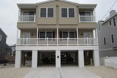 Image de 3 Bdrm/2. 5 Bath 8 Houses to Beach; Comfortable, No Crossing Blvd to get to Beach