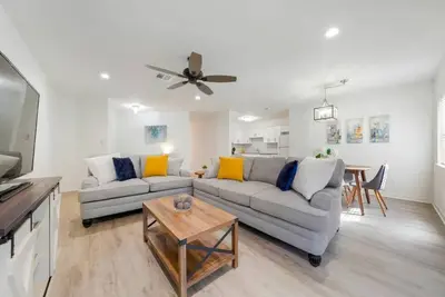 Image de The Lost Lobster - 10 Min from the beach - Renovated - 2br/2ba