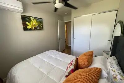 Image de Cozy Condo, one block from beaches. .