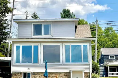 Image de Spacious lakefront home with private dock and a panoramic view of Conneaut Lake.