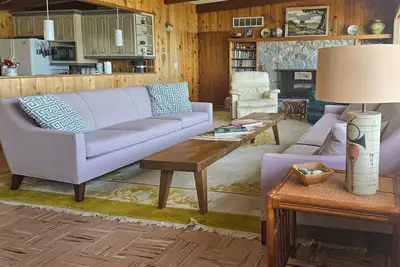 Image de Spacious vacation gem on Crystal Lake w/gas fireplace, WiFi, central Ac, firepit