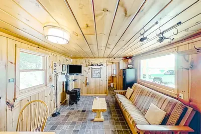 Image de Rustic getaway on Crystal Lake w\/ firepit, guest house & private dock
