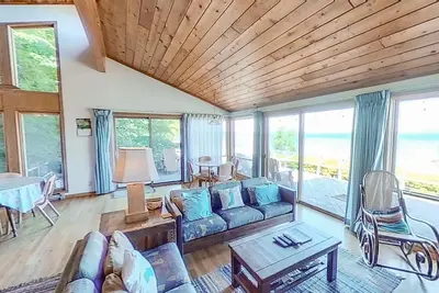 Image de Crystal Lake retreat w/terrific lake views, private waterfront, firepit, 2 bikes