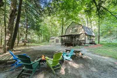 Image de Riverfront cabin on the Betsie with private dock, kayaks & bikes - 2 dogs Ok