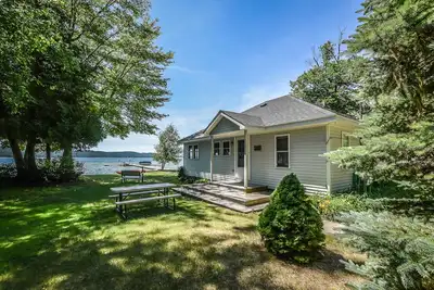 Image de Dog-friendly and lakefront home with firepit close to restaurants and shops