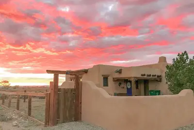Image de Charming adobe home with mountain views & natural light - central to attractions
