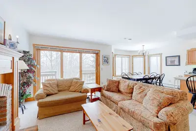 Image de Cozy ski-in\/ski-out home next to Grammy Jay trail with fireplace, mountain views