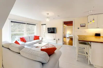 Image de Remodeled condo with shared washer/dryer - walk to dining & ski lift bus pickup