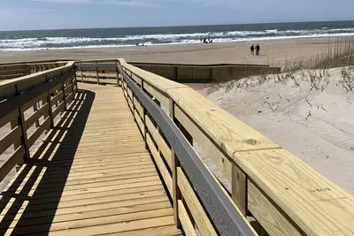 Image de Fully Renovated Top Floor Direct Corner Oceanfront\nAugust dates available!