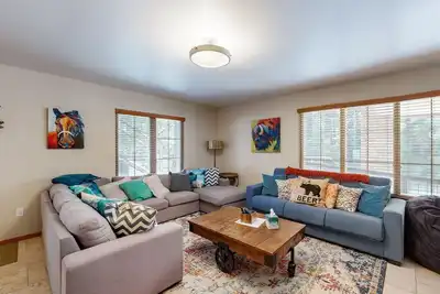 Image de Sophisticated St. Moritz Condo with fireplace, expansive patio & mountain views