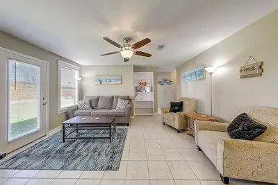 Image de Ideally located dog-friendly home near the beach & town with gas grill & WiFi