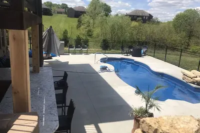 Image de 5 acre derby home with heated pool, outdoor bar & firepit