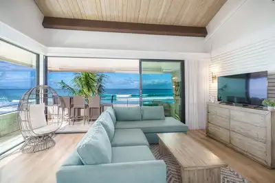 Image de Direct oceanfront penthouse. Modern renovation. Exceptional views!