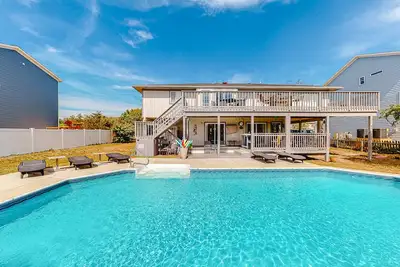 Image de Beach house close to the pier w/private outdoor pool, gas grill, dock, decks, Ac