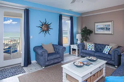 Image de 1st-floor beachfront condo with ocean-view balcony, grill, outdoor pool, & gym