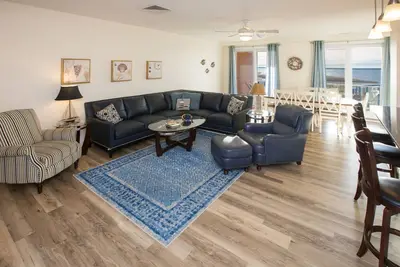 Image de 2nd-floor condo with Back Bay views, private balcony, on-site outdoor pool & gym