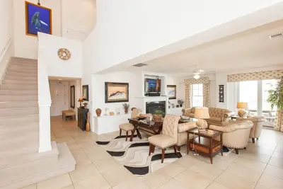 Image de Ocean & beachfront 4th-floor condo with balcony, pool & gym