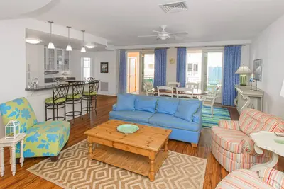 Image de Beautifully decorated condo overlooking the pool with 3 pools, gym & Ac