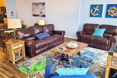 Image de Updated, third-floor, bayfront condo with sunset views, 3 pools & 2 gyms