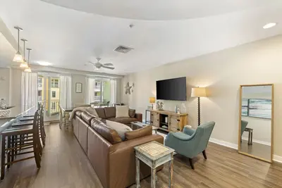 Image de Third-floor condo with bay views, balcony, fast WiFi, 3 pools & 2 gyms