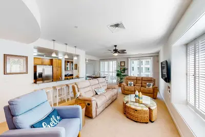 Image de 2nd-floor condo with views of the ocean, balcony, outdoor pool, gym & Ac
