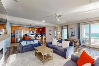 Image de Beachfront 2nd-floor condo with ocean views, balcony, 3 pools & gym