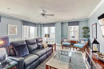 Image de Oceanfront corner condo with amazing balcony views, outdoor pool & gym