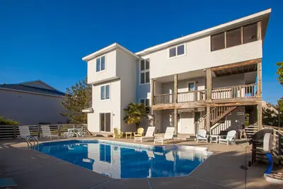 Image de Sunlit 3-story home with private in-ground pool, balcony, washer/dryer