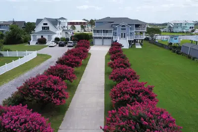 Image de Fully-equipped canal-front home w/private outdoor pool, bay, dock, and views