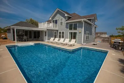 Image de Trendy home steps from beach access w/private outdoor pool, gas grill, balcony
